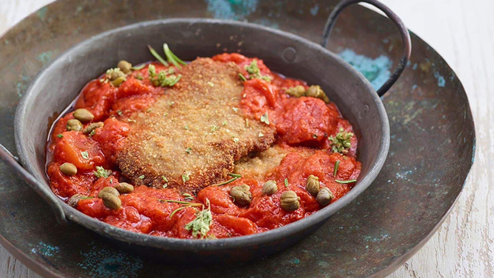 Escalopes de ternera con salsa de tomate, alcaparras y orégano