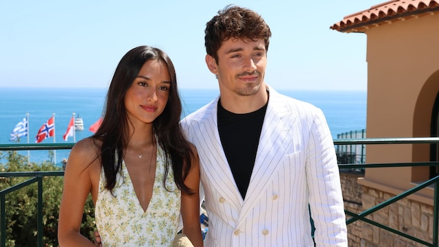 Plano medio de Alexandra Saint Mleux y Charles Leclerc en un evento