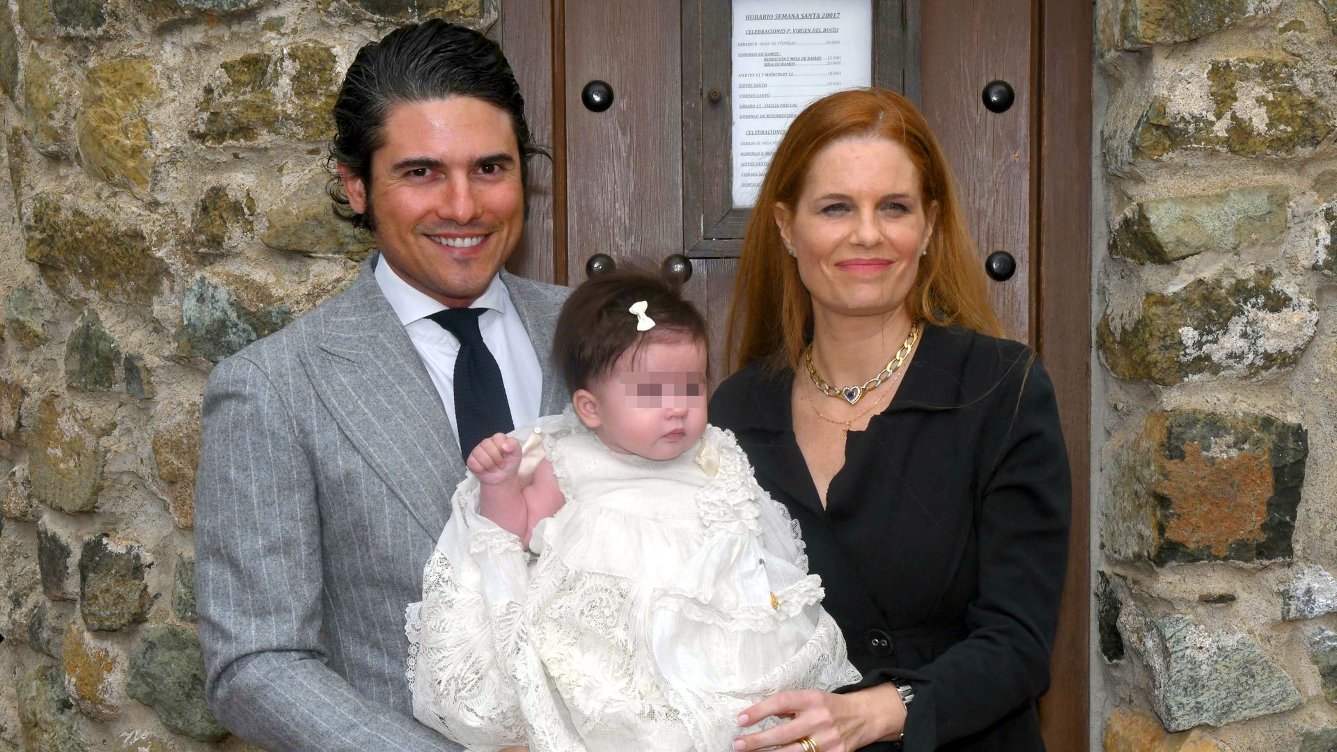 Olivia de Borbón y Julián Porras Figueroa con su hija Flavia