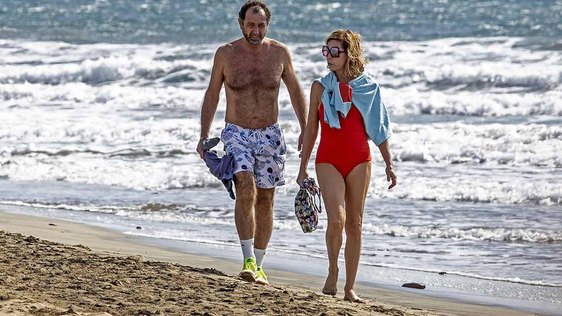El romántico paseo playero de Ágatha Ruiz de la Prada y Luis Gasset