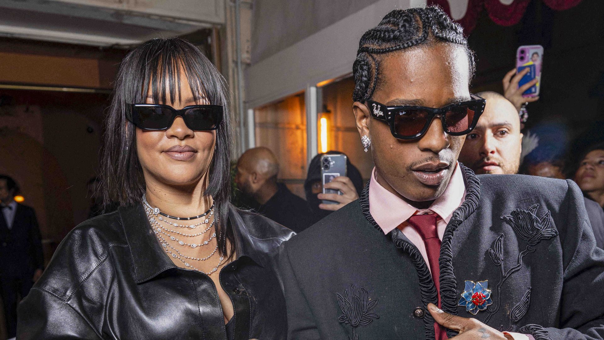 Rihanna y ASAP Rocky hicieron una entrada elegante en Sienna para cenar, luego de la actuación de ASAP en la "Gala des pièces jaune" en París.