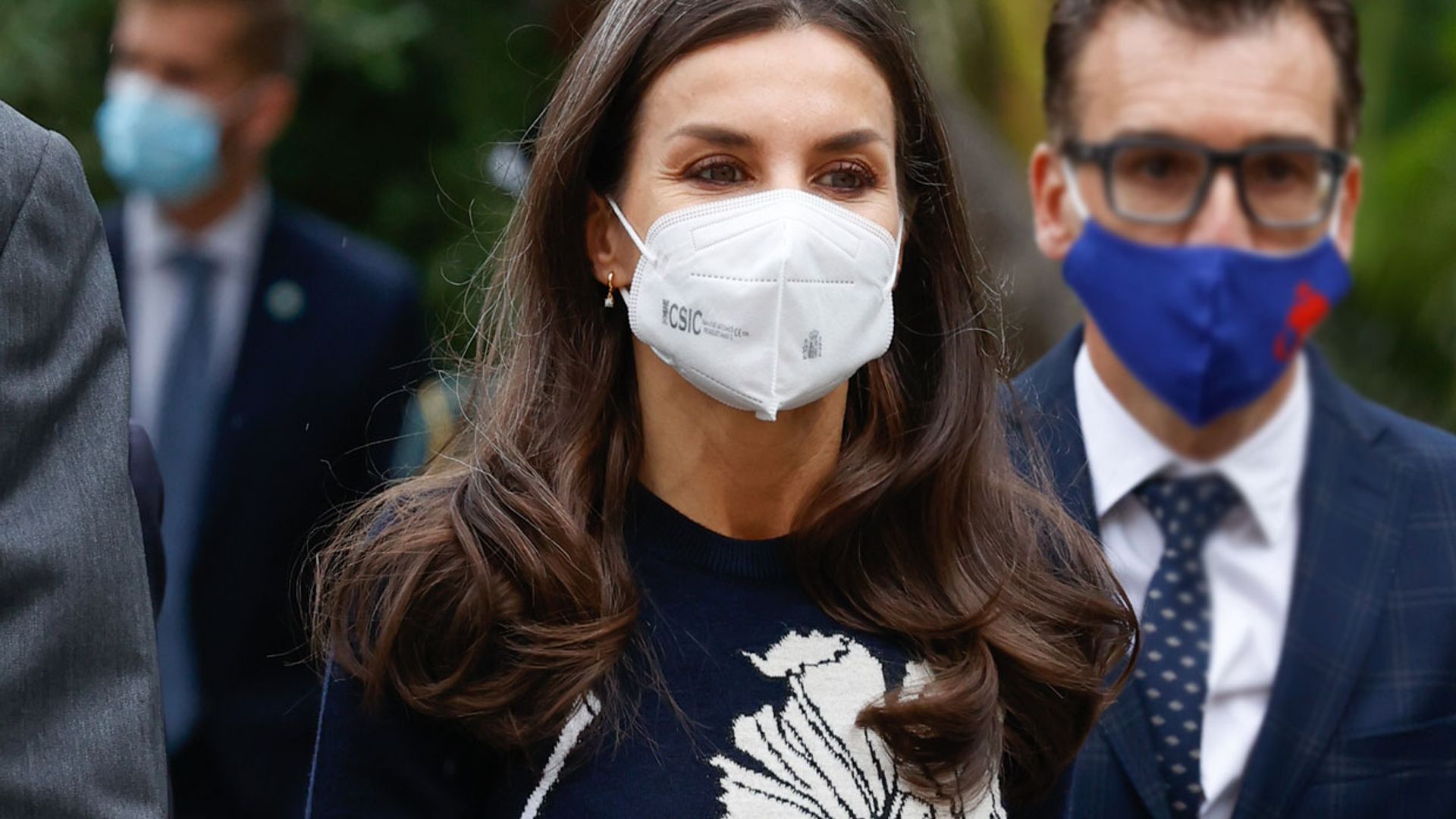La Reina se adelanta a la primavera con un vestido de punto y flores 'arty'