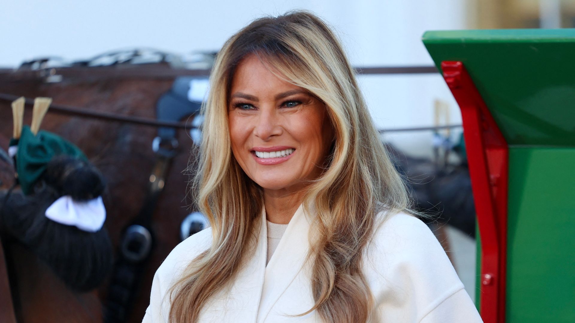 El derroche sin precedentes de la Casa Blanca en su decoración con centenares de abetos, miles de luces y la cara de Trump: "Navidad es América"