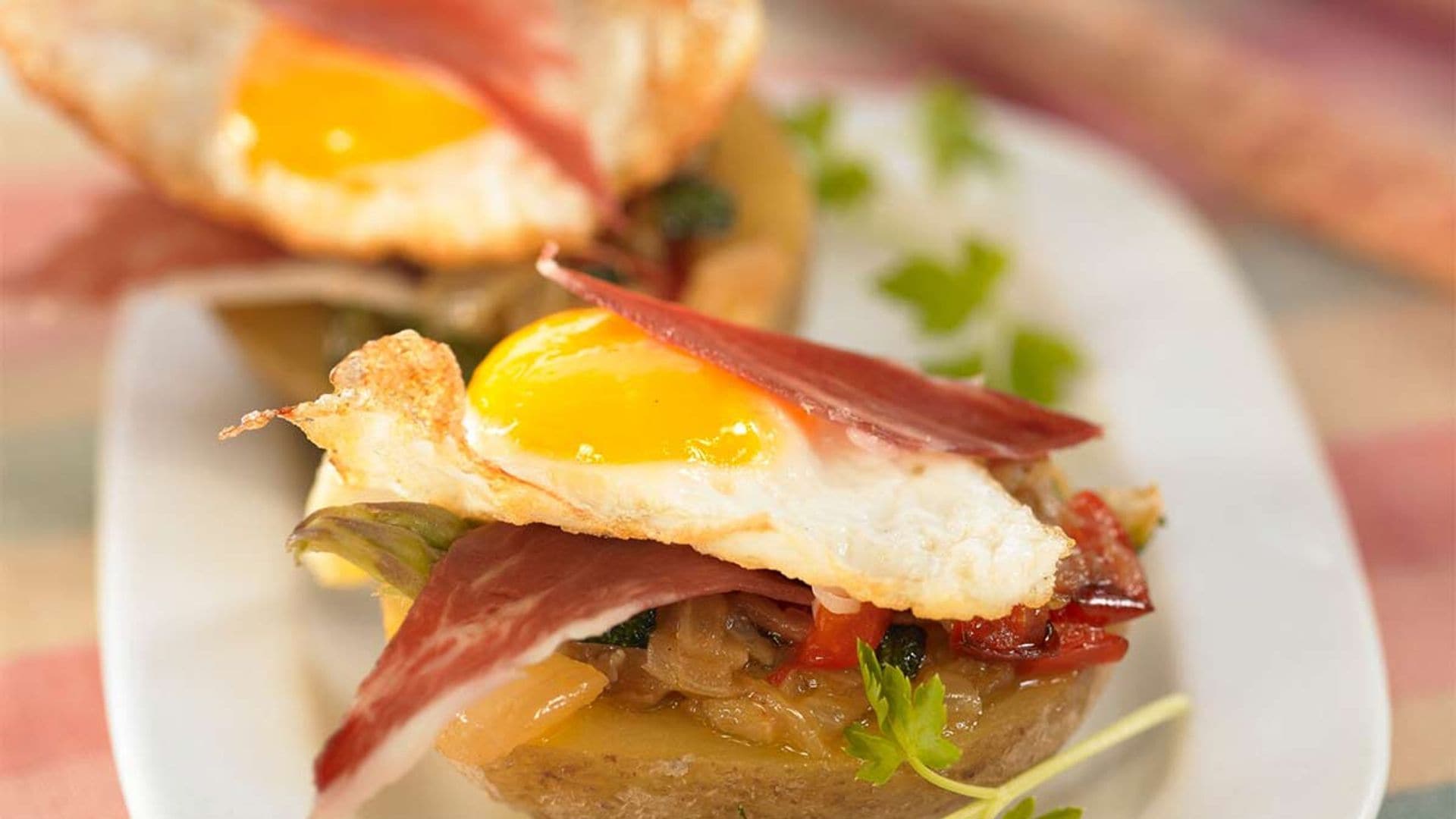 Patatas rellenas de pisto con huevo frito y jamón ibérico
