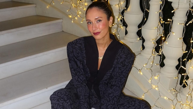 Grace Villarreal con traje de chaqueta y sandalias de tacón