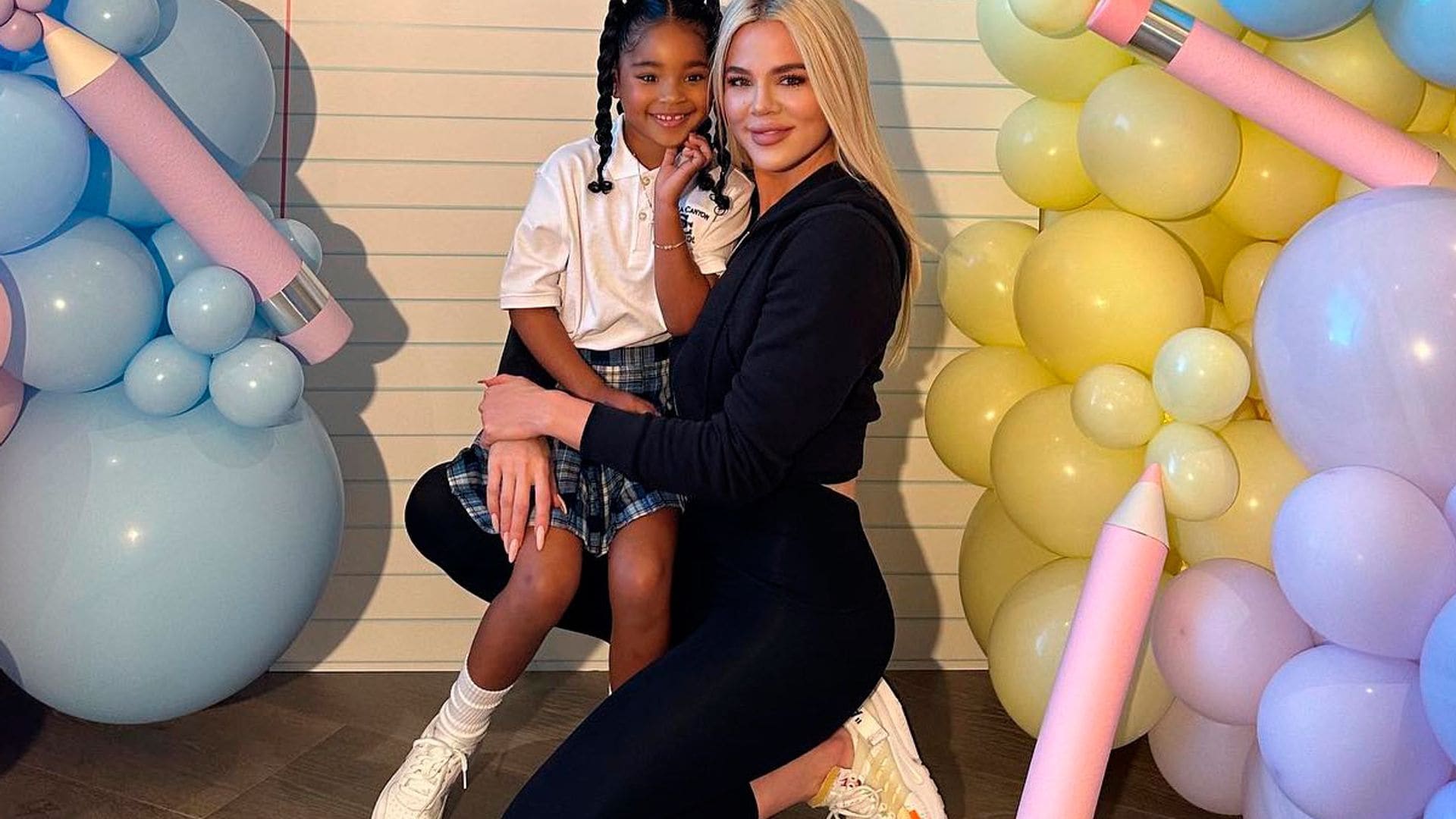 Khloé Kardashian muestra lo mucho que ha crecido True en su primer día de clases