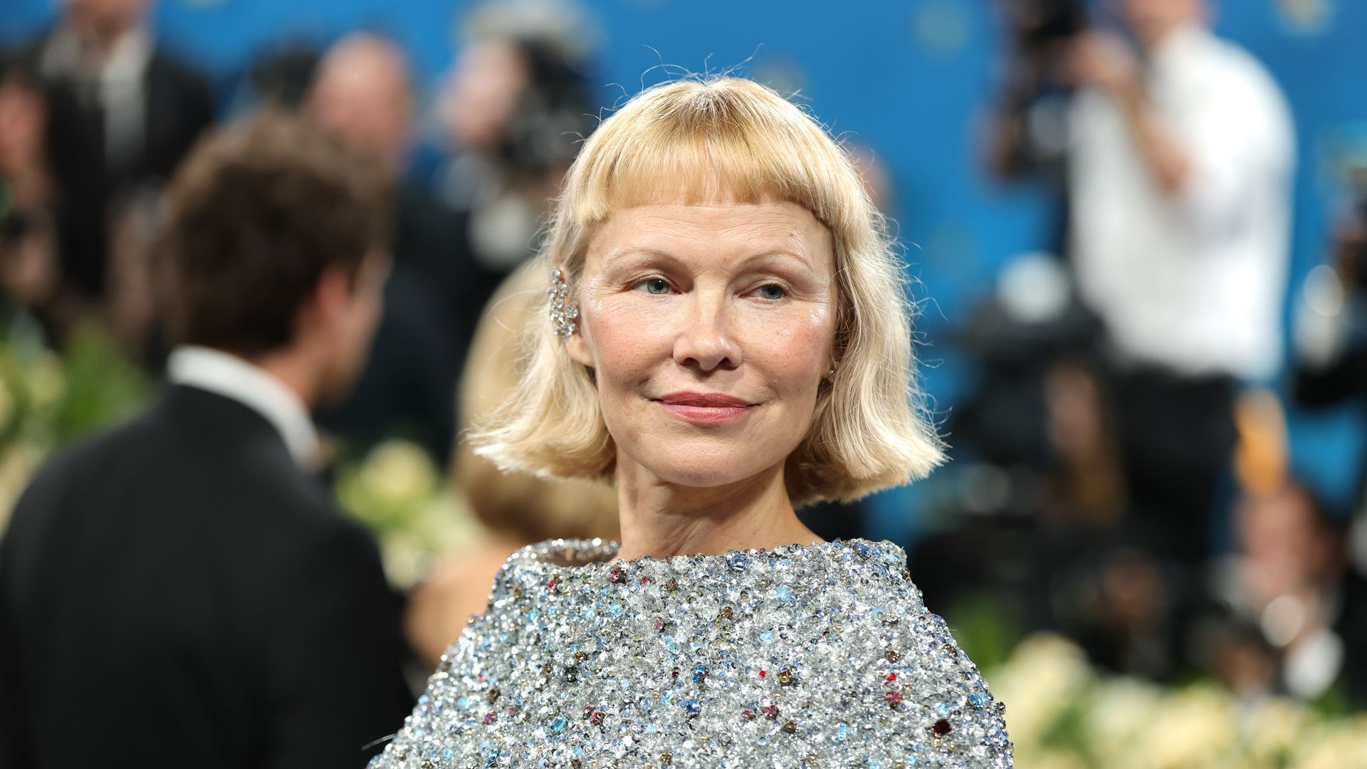 Del microflequillo de Pamela Anderson al look flamenco de Dua Lipa: los peinados más comentados