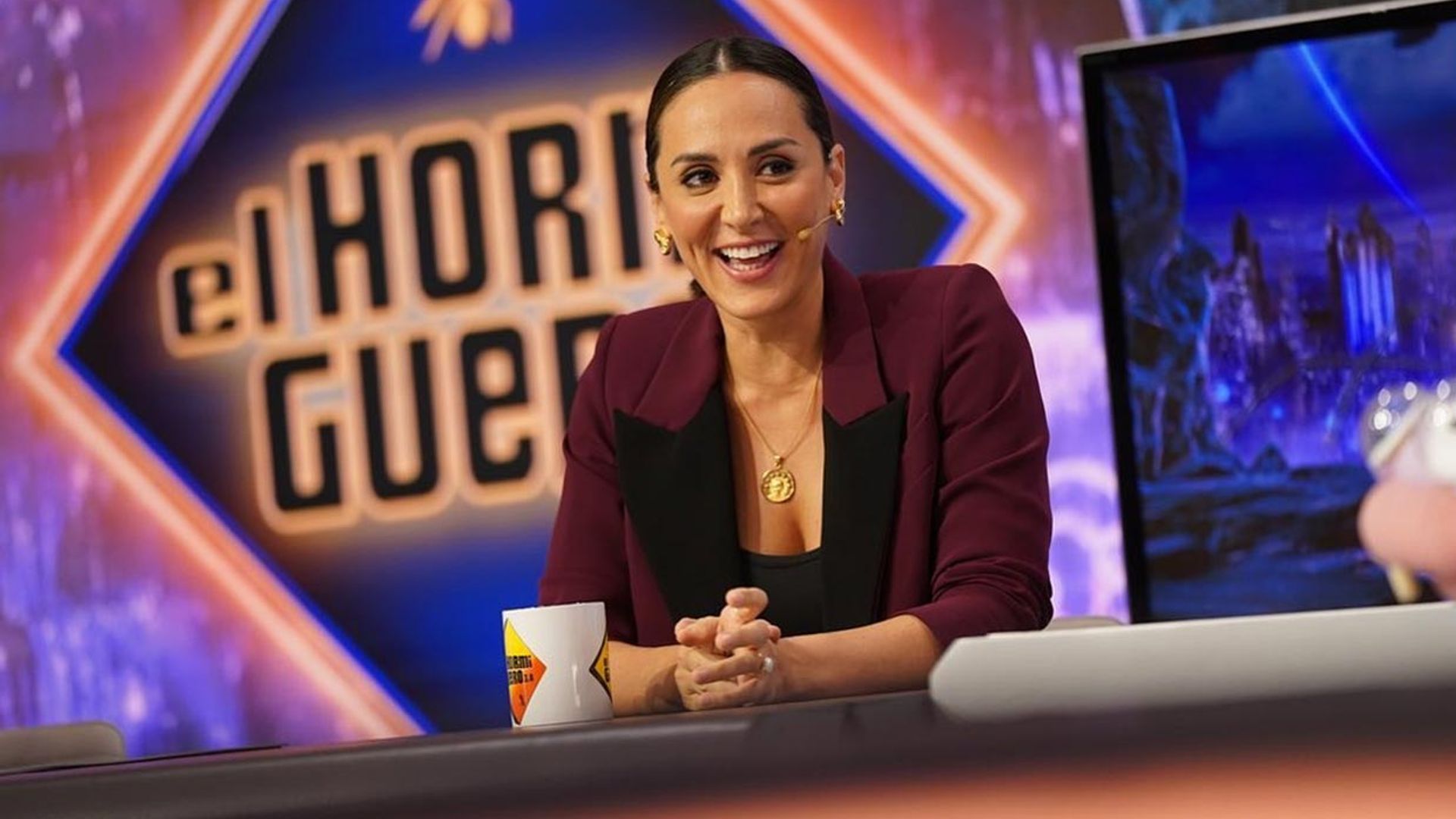 Tamara Falcó vuelve a televisión con el traje de otoño que puedes llevar del trabajo a una cena