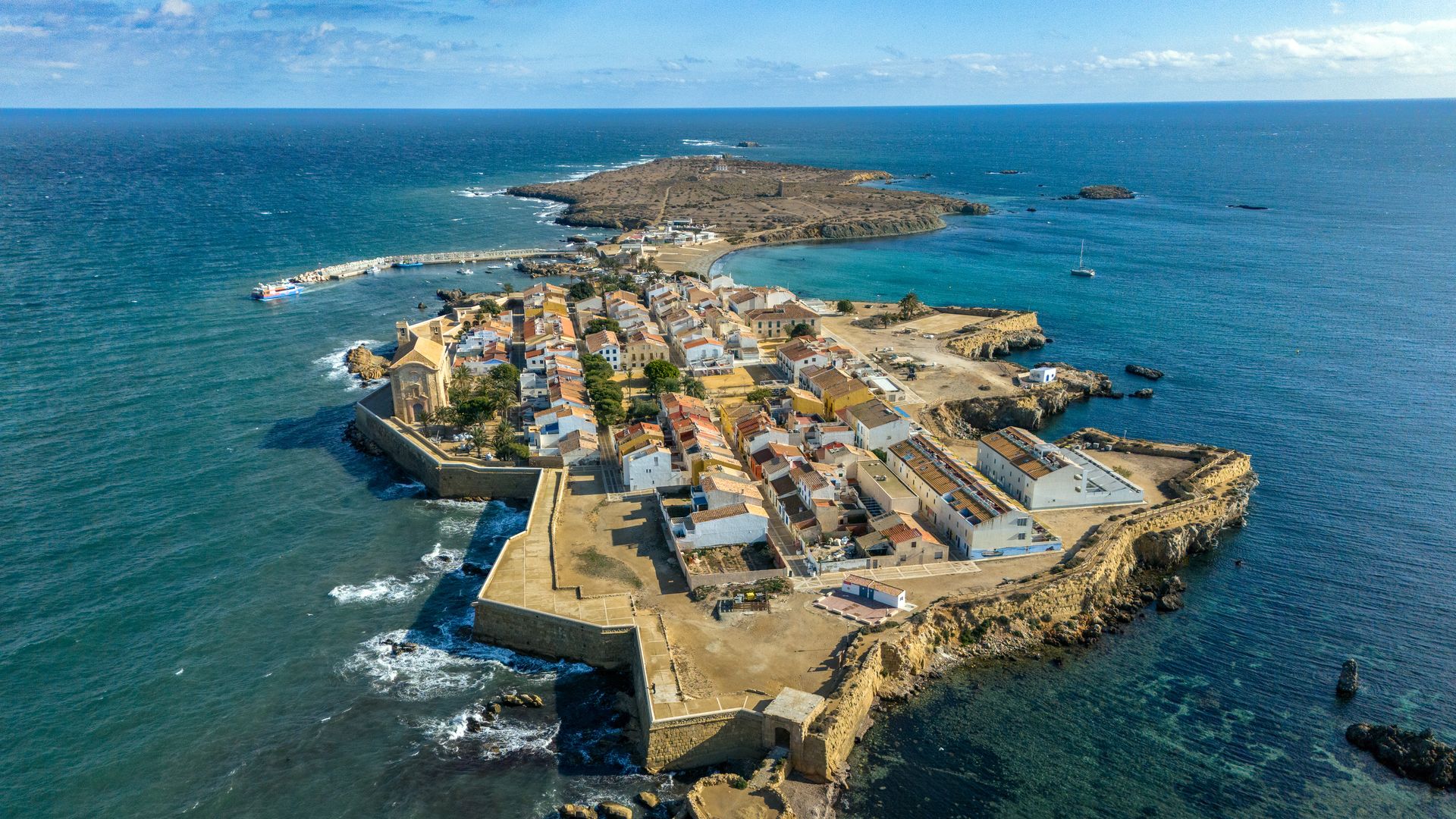 La pequeña isla española que quiere independizarse : tiene solo 50 vecinos y un pasado de piratas