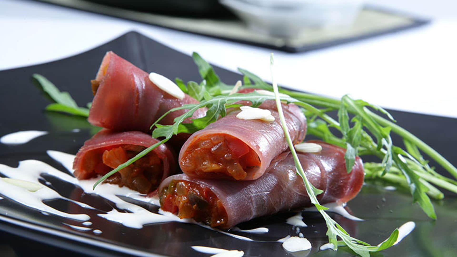 Rollitos de atún ahumado con pisto