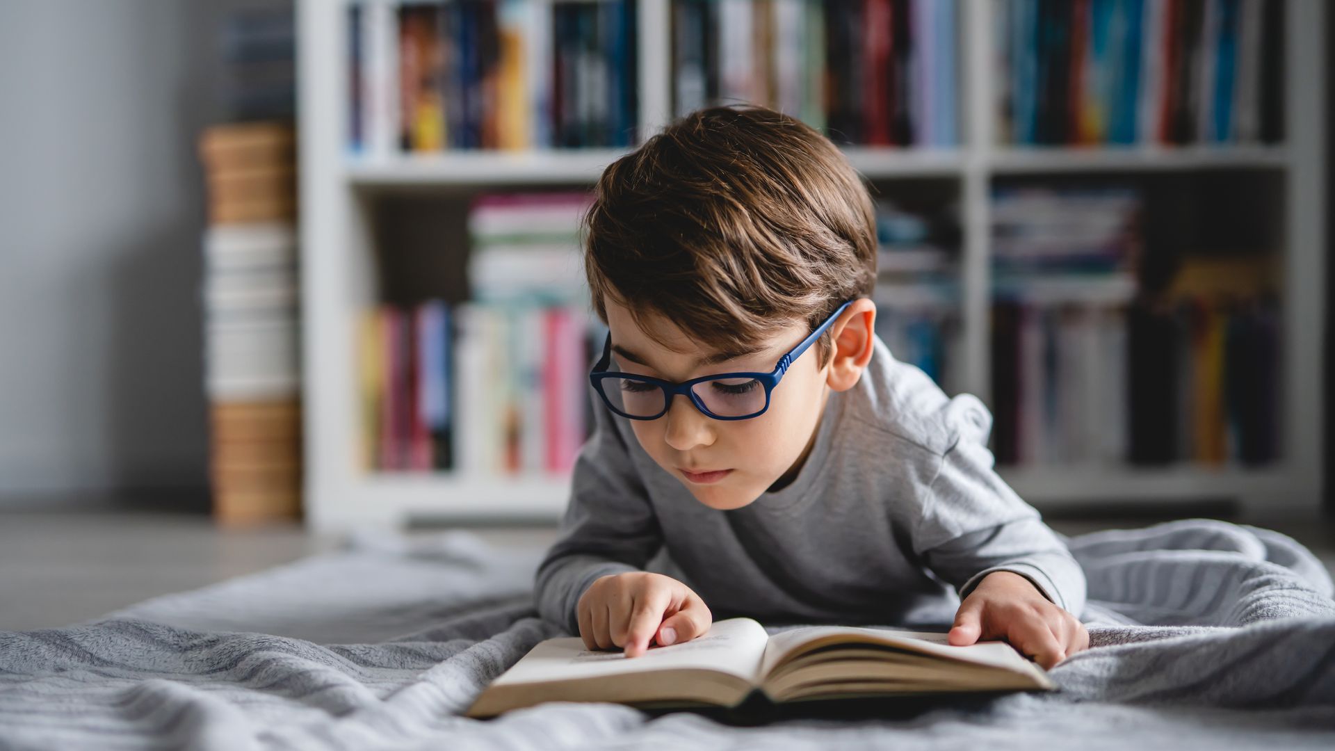Lectura en papel o en digital: los pediatras responden qué es mejor para el desarrollo cognitivo de los niños