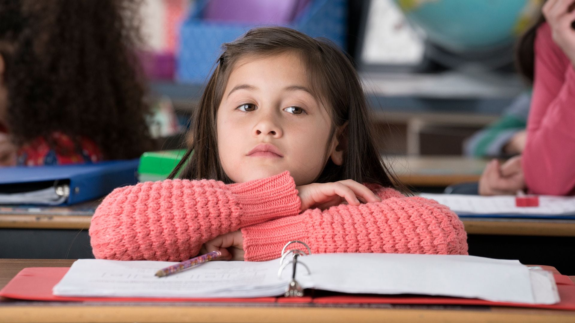 Niña no atiende en clase