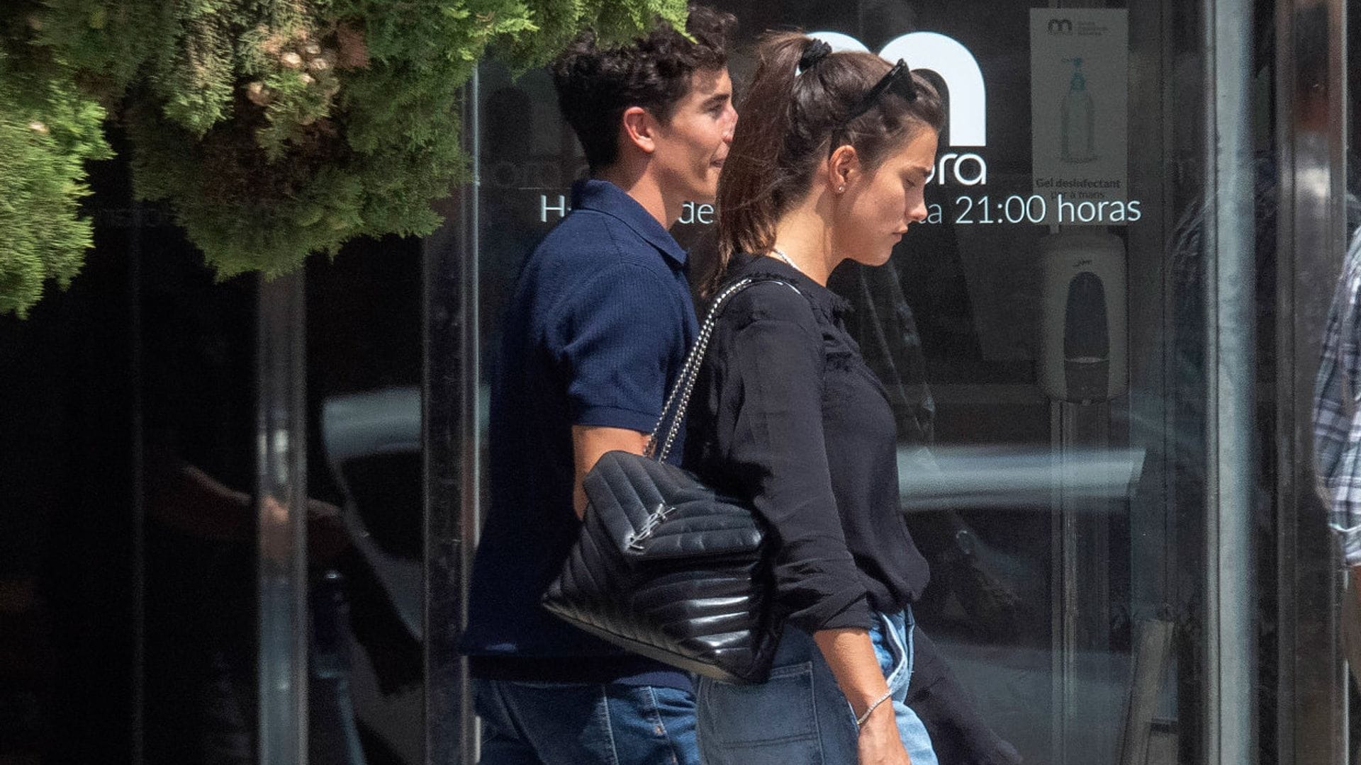 Marc Márquez, el apoyo incondicional de su novia, Gemma Pinto, en el último adiós a su hermano