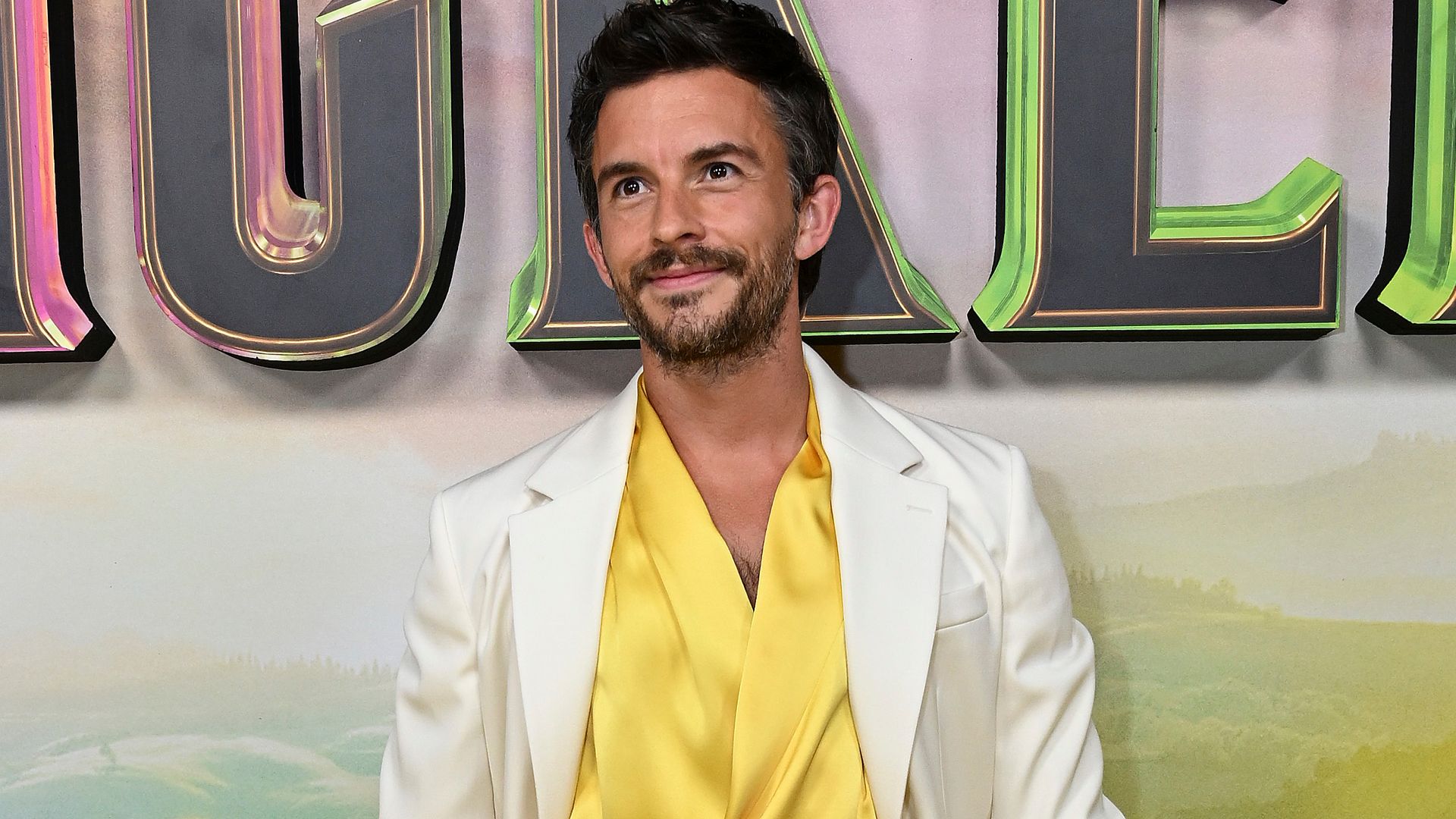 ¡El Regreso Triunfal de las 'Flip-Flops'! Jonathan Bailey Declara al Verano el Reino de las Sandalias