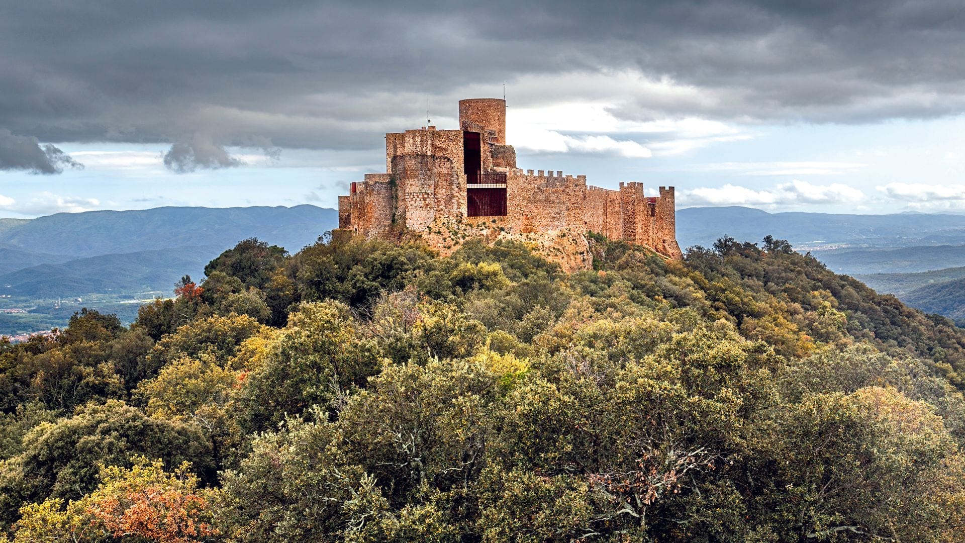 Tras una ruta por el Montseny conviene visitar otros lugares icónicos, como el castillo de Montsoriu.