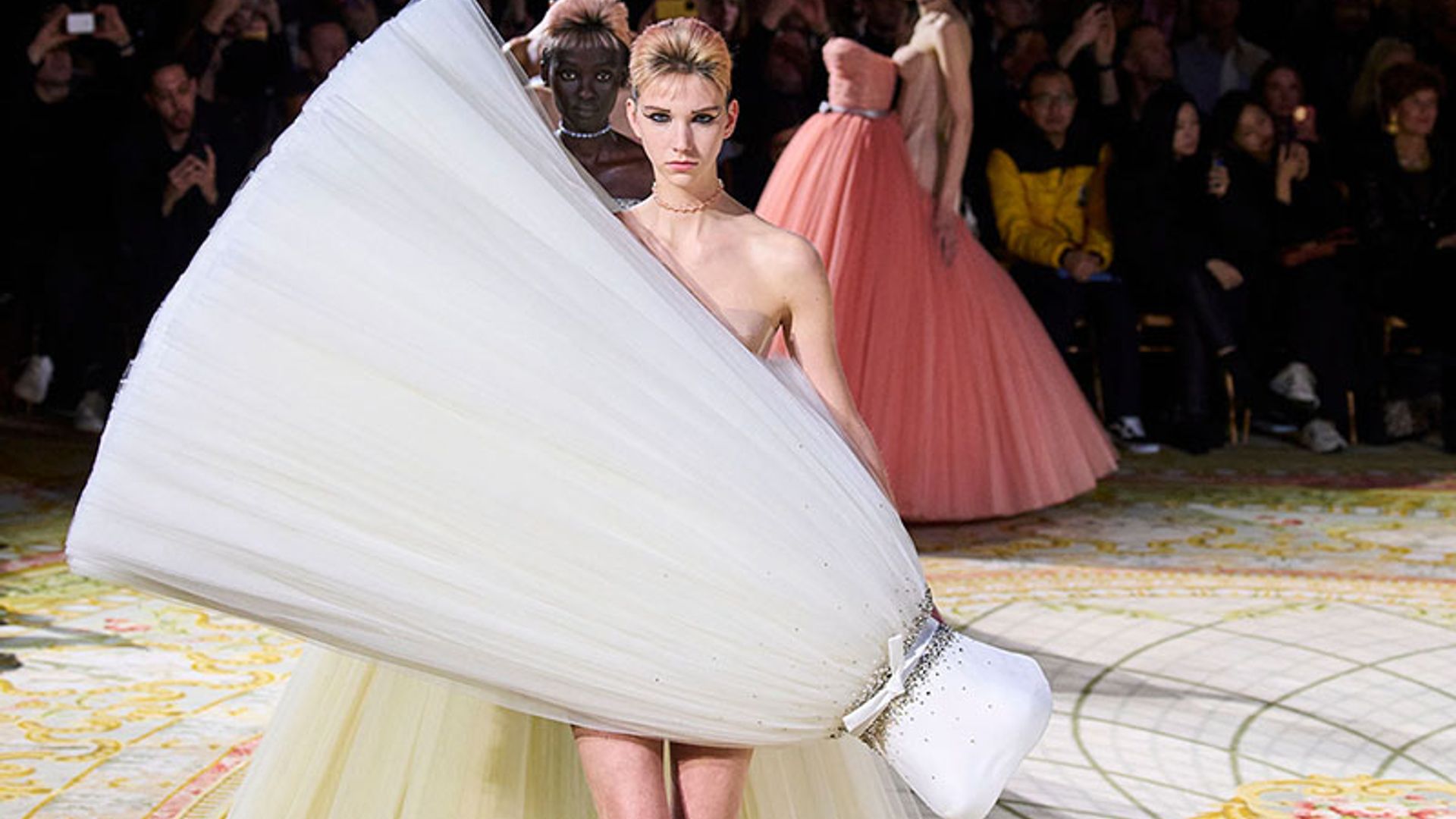 Viktor & Rolf vuelven a revolucionar la pasarela con sus 'vestidos flotantes'