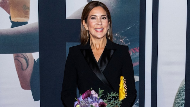 Plano entero de Mary de Dinamarca con esmoquin y zapatos amarillos