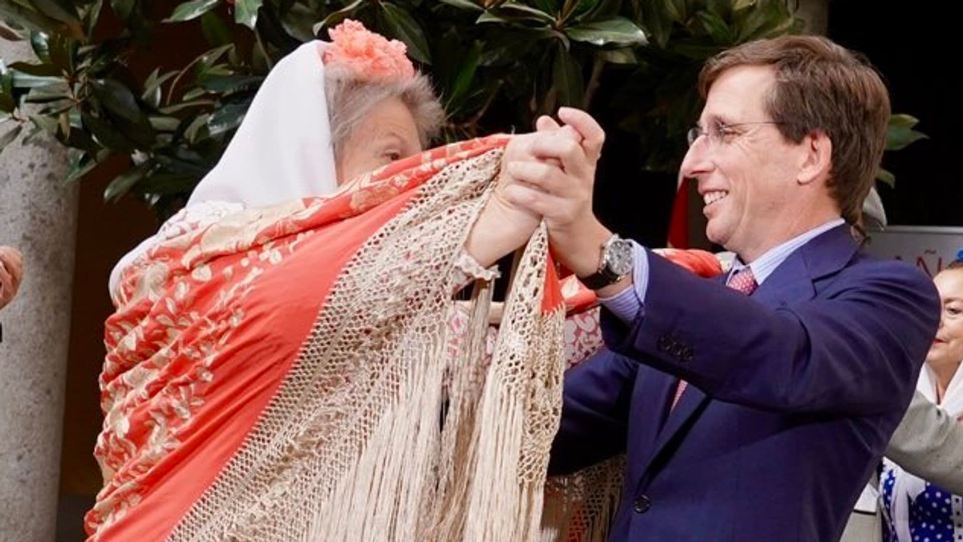 José Luis Martínez-Almeida se anima de nuevo a bailar un chotis, dos años después de su boda, pero esta vez sin Teresa Urquijo