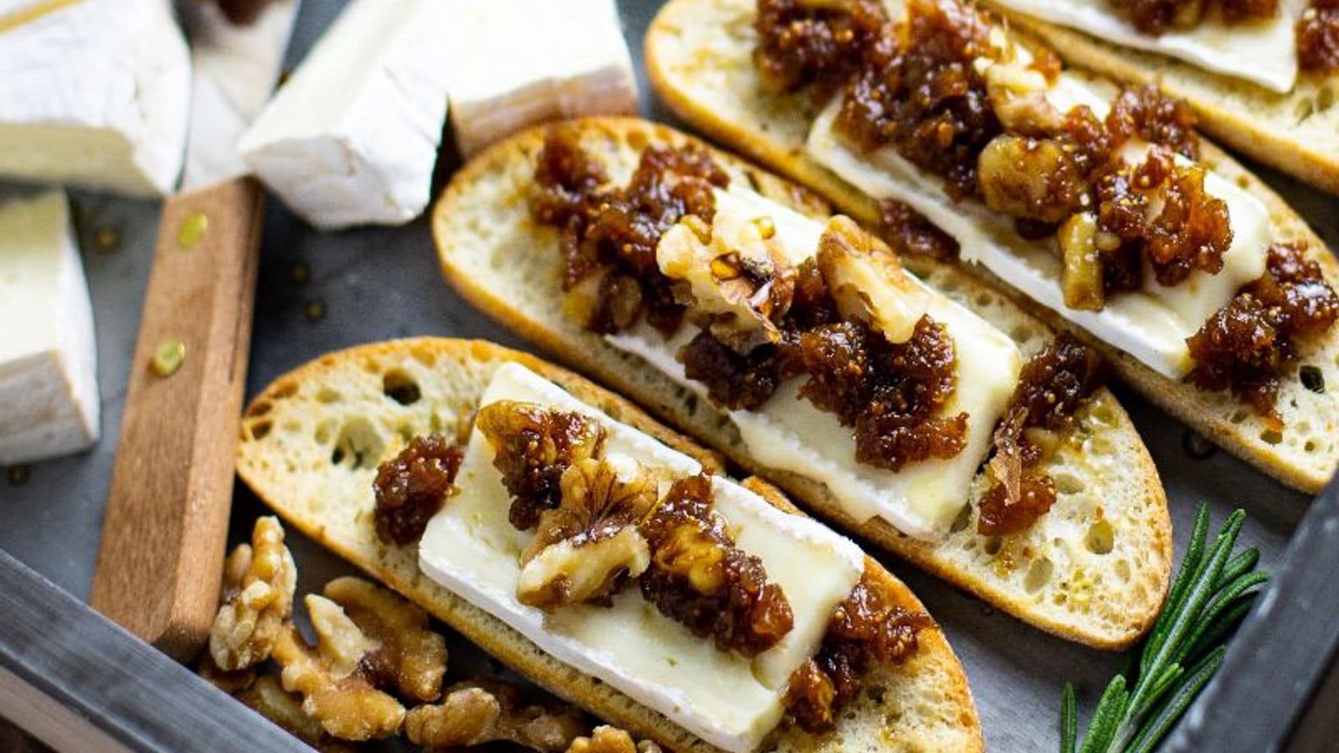 'Crostini' con 'brie' y mermelada de higos y nueces