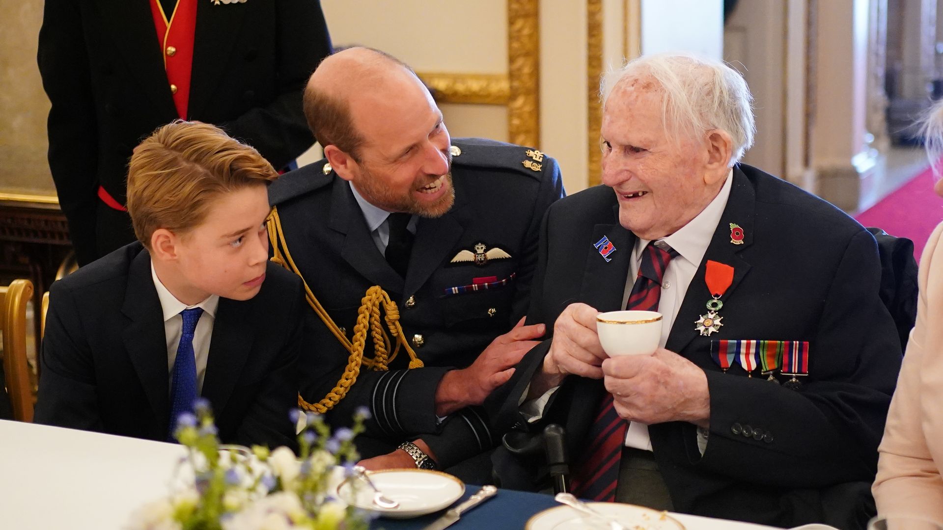 El príncipe George y su padre, William, el príncipe de Gales, en la fiesta de té para los veteranos de la Segunda Guerra Mundial en el Palacio de Buckingham.