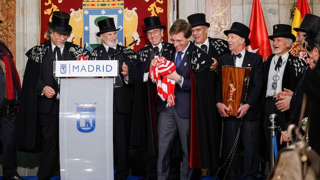 José Luis Martínez Almeida recibe la equipación del Atlético de Madrid para su bebé