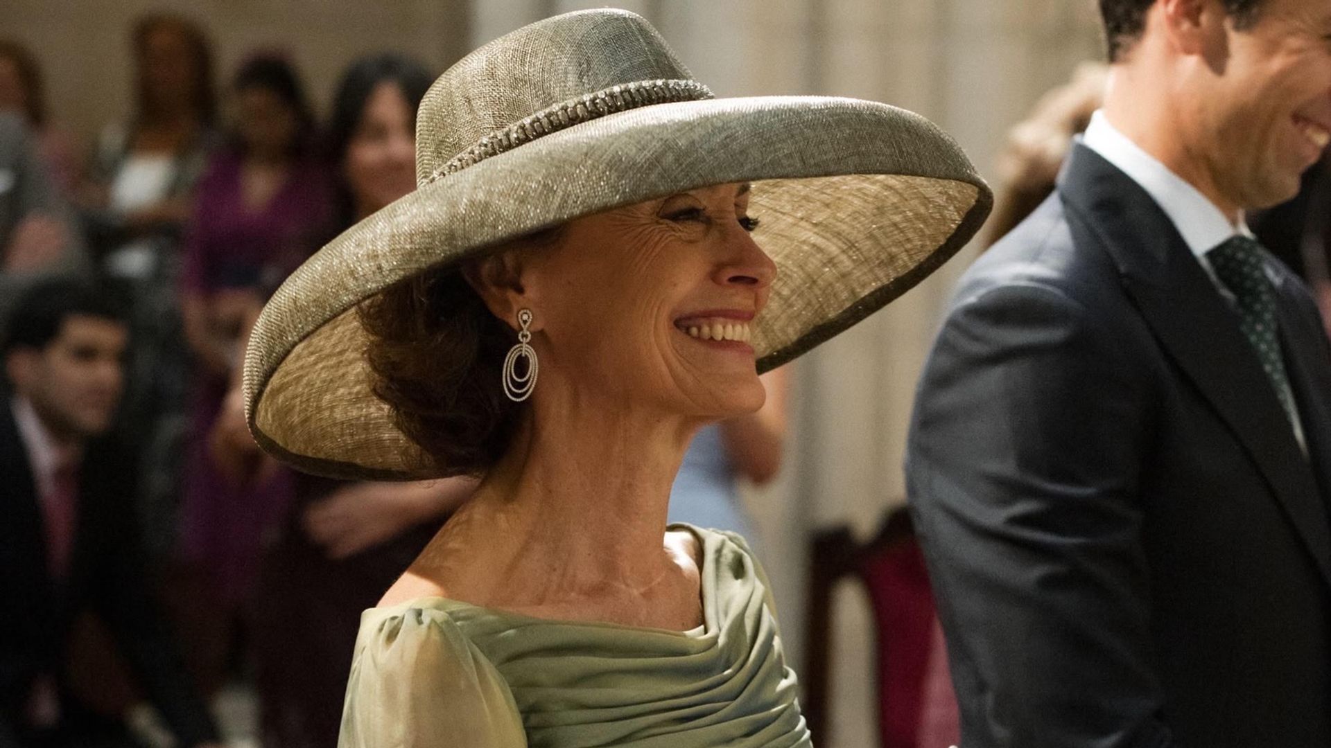 10 tocados de madrina para bodas de otoño que favorecen y aportan elegancia sin resultar excesivos