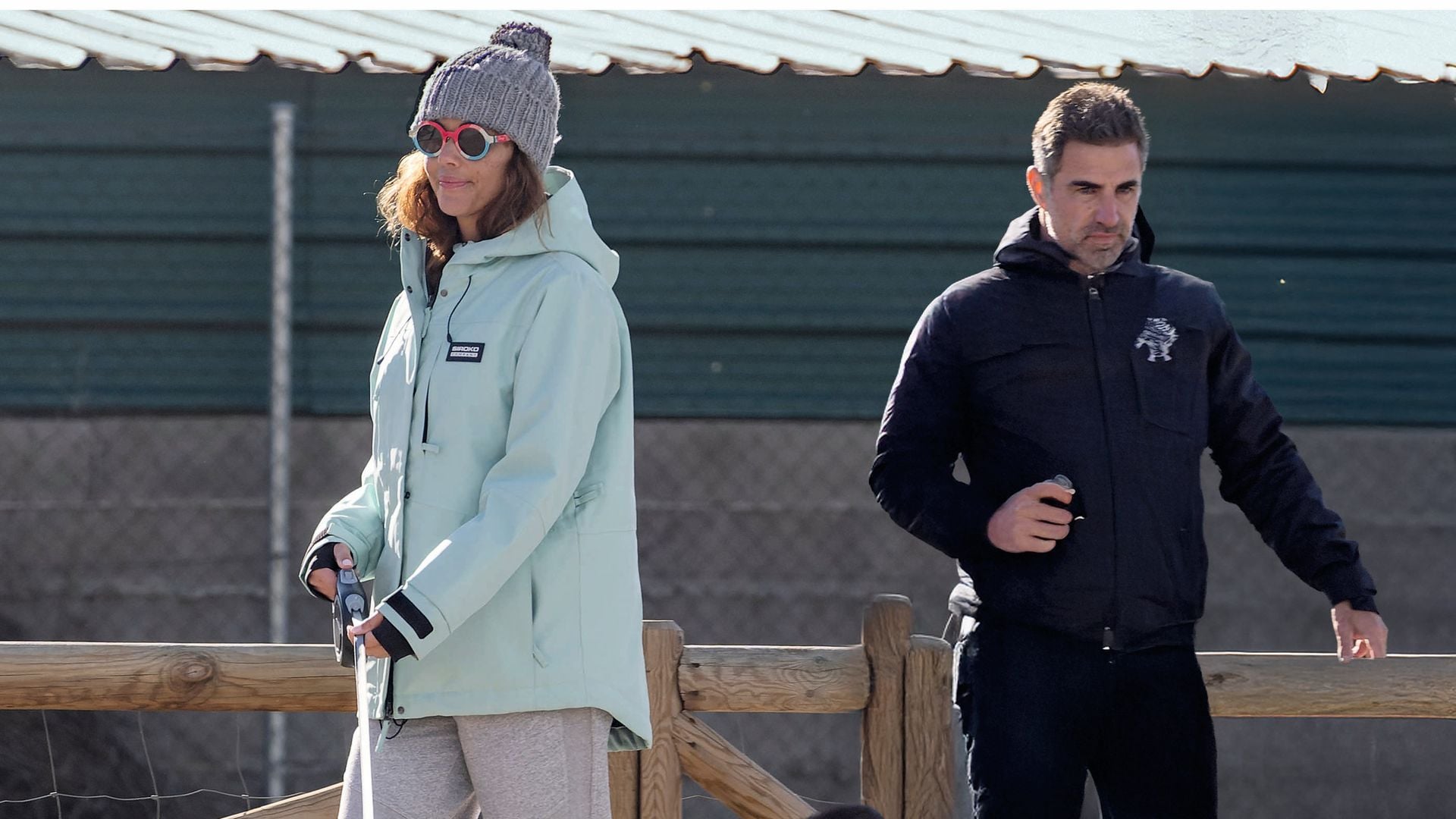 Lara Álvarez y Perico Durán paseando con los dos perros de la presentadora