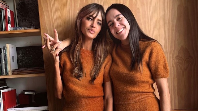 Plano medio de Sara Carbonero y Valeria Castro con looks conjuntados