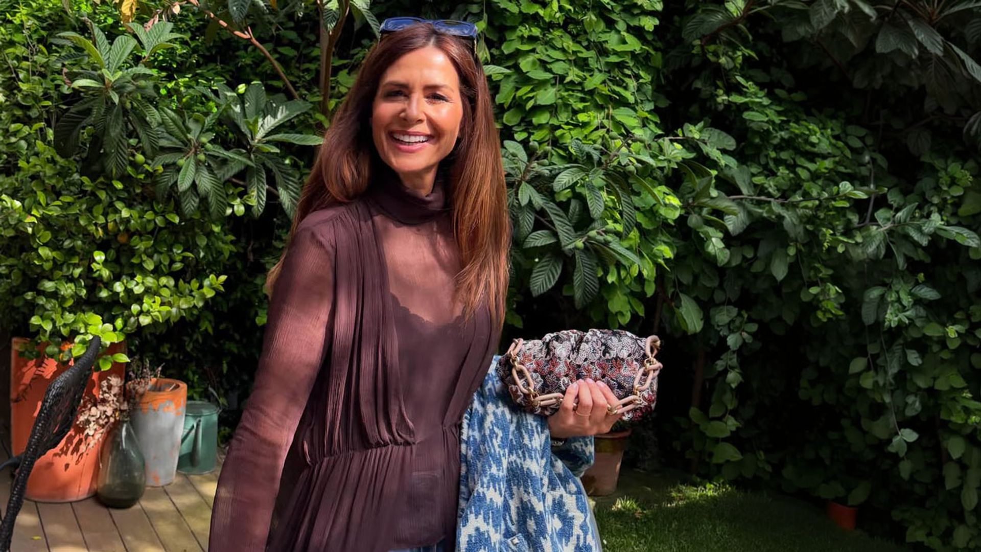 El vestido con truco de Nuria Roca para despedir el verano en Menorca, un diseño de firma española que se adapta de la oficina a un plan especial