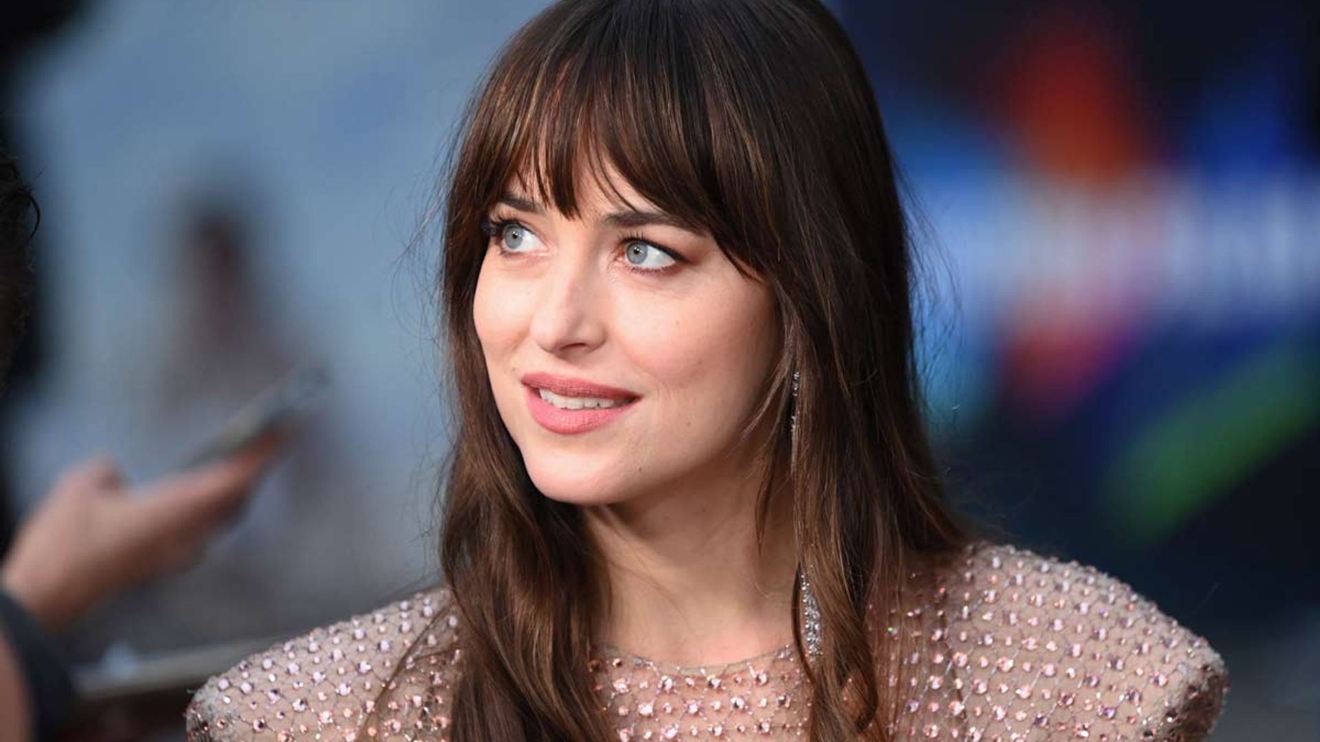 Si buscas un look de invitada diferente, no te puedes perder el 'vestido-joya' de Dakota Johnson