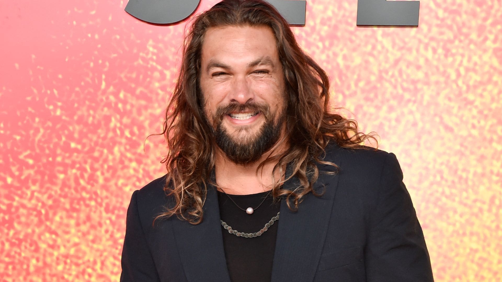 Jason Momoa luce irreconocible tras afeitarse la barba por primera vez en 6 años