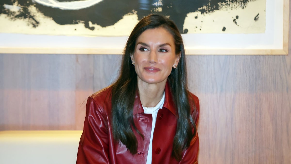 La reina Letizia recupera la chaqueta de cuero roja que vuelve a Mango este invierno con pantalones 'flare' de cuadros