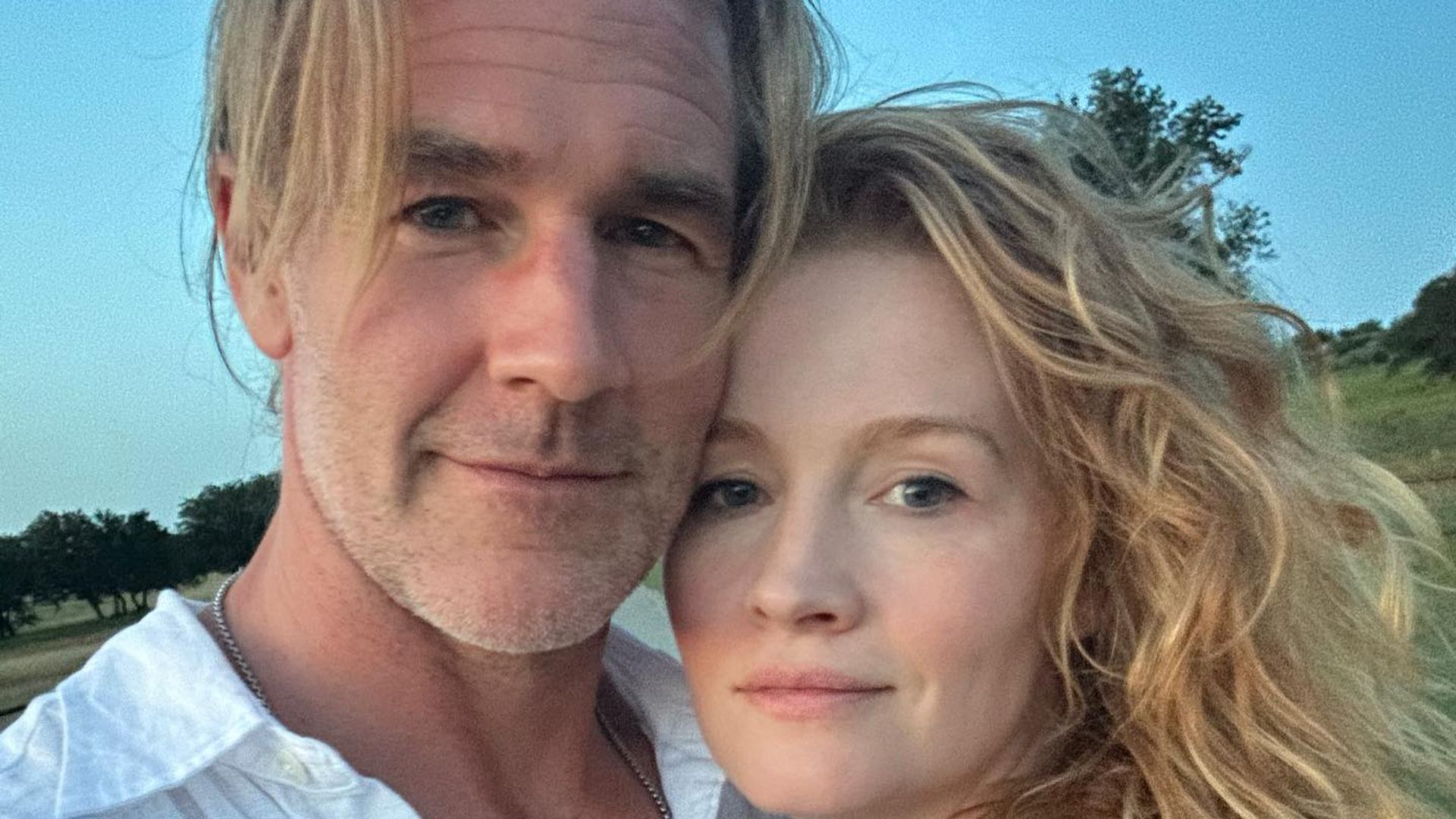 La viuda de James Van Der Beek comparte un desgarrador mensaje 3 meses después de su muerte