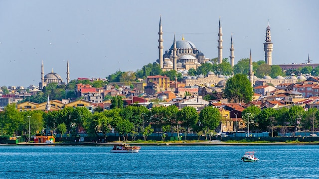 Estrecho del Bósforo y vista de  Santa Sofía en Sultanahmet, Estambul