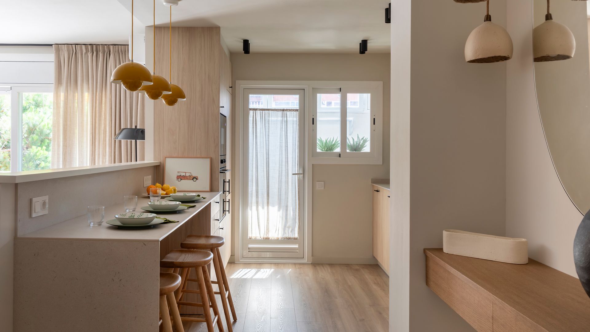 Cocina abierta con barra de desayunos, pasaplatos, salida al jardín 