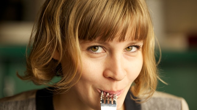 Mujer cenando algo que no sabemos