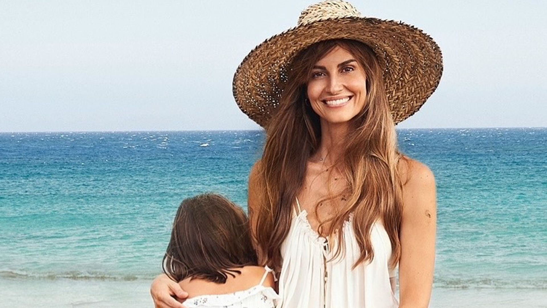 Ariadne Artiles, impresionante en las playas de Fuerteventura con sus hijas: el vídeo de su viaje en familia