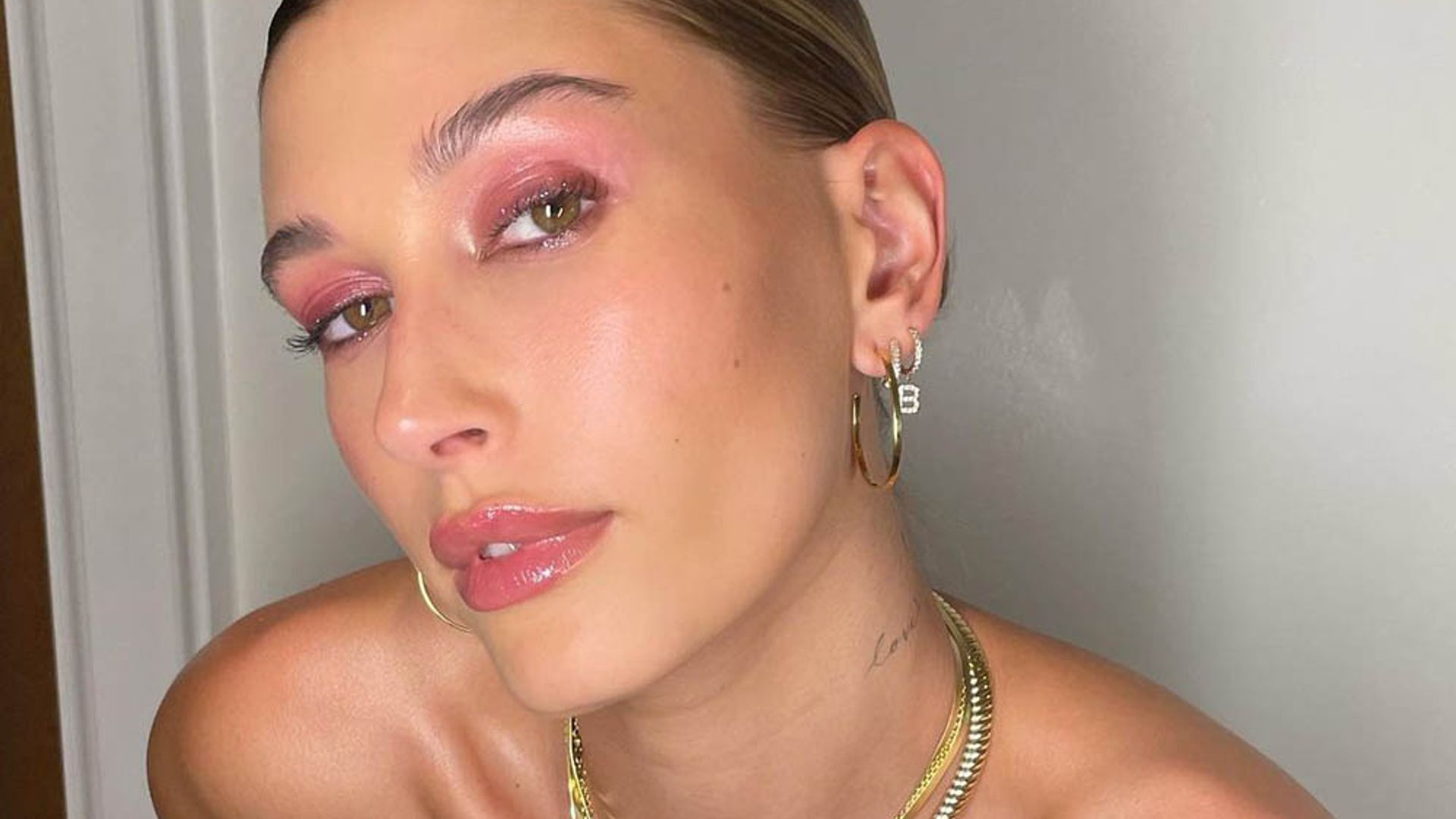 Maquillaje en tonos melocotón, la tendencia que Hailey Bieber ha hecho viral en dos días