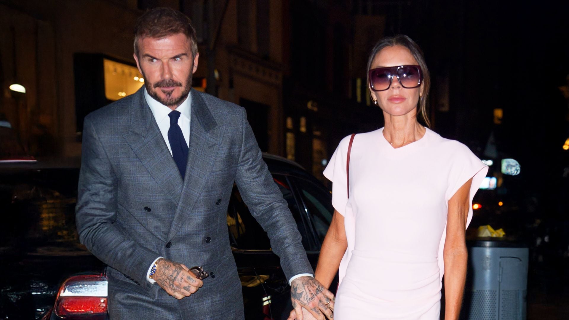 Victoria Beckham recupera su vestido más vendido en versión romántica para una cita con David en Nueva York