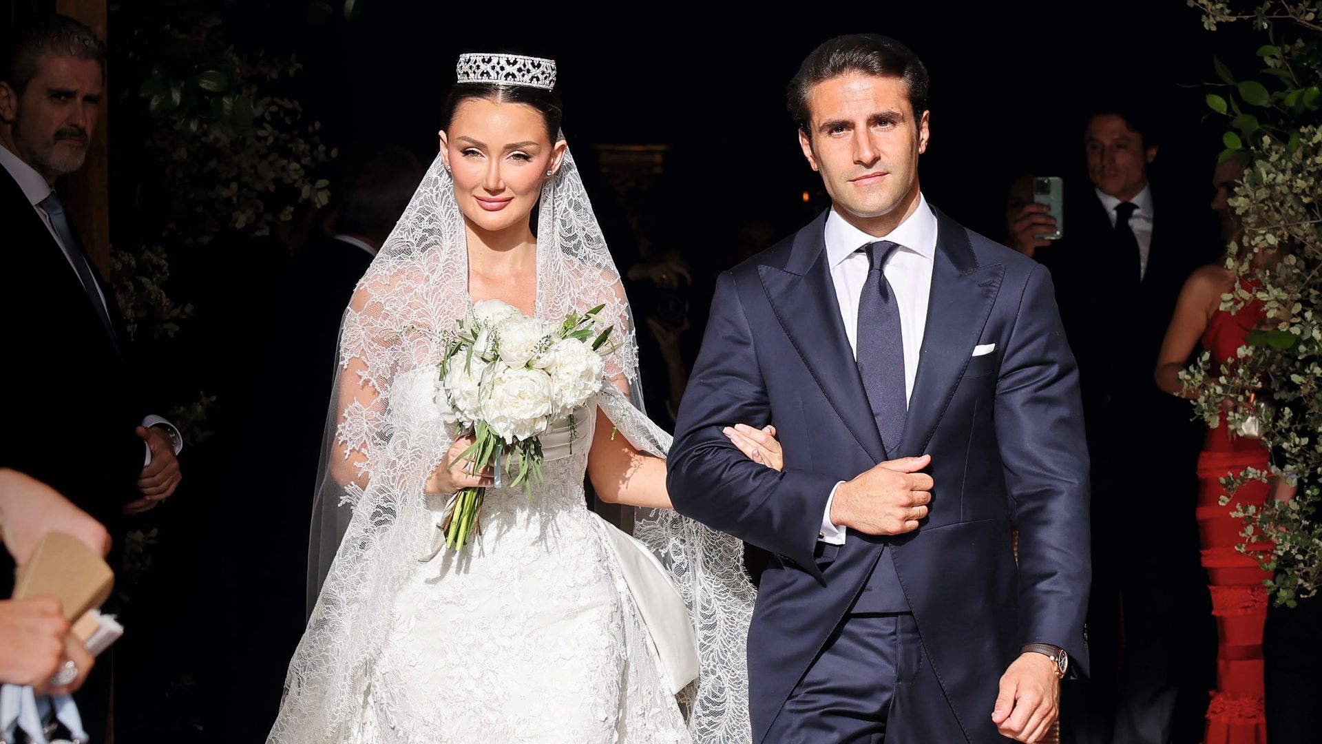 Carlota Cortina Chapartegui y Eugenio Gallego Ortiz-Echagüe salen de la parroquia Nuestra Señora de Caná, tras la ceremonia religiosa