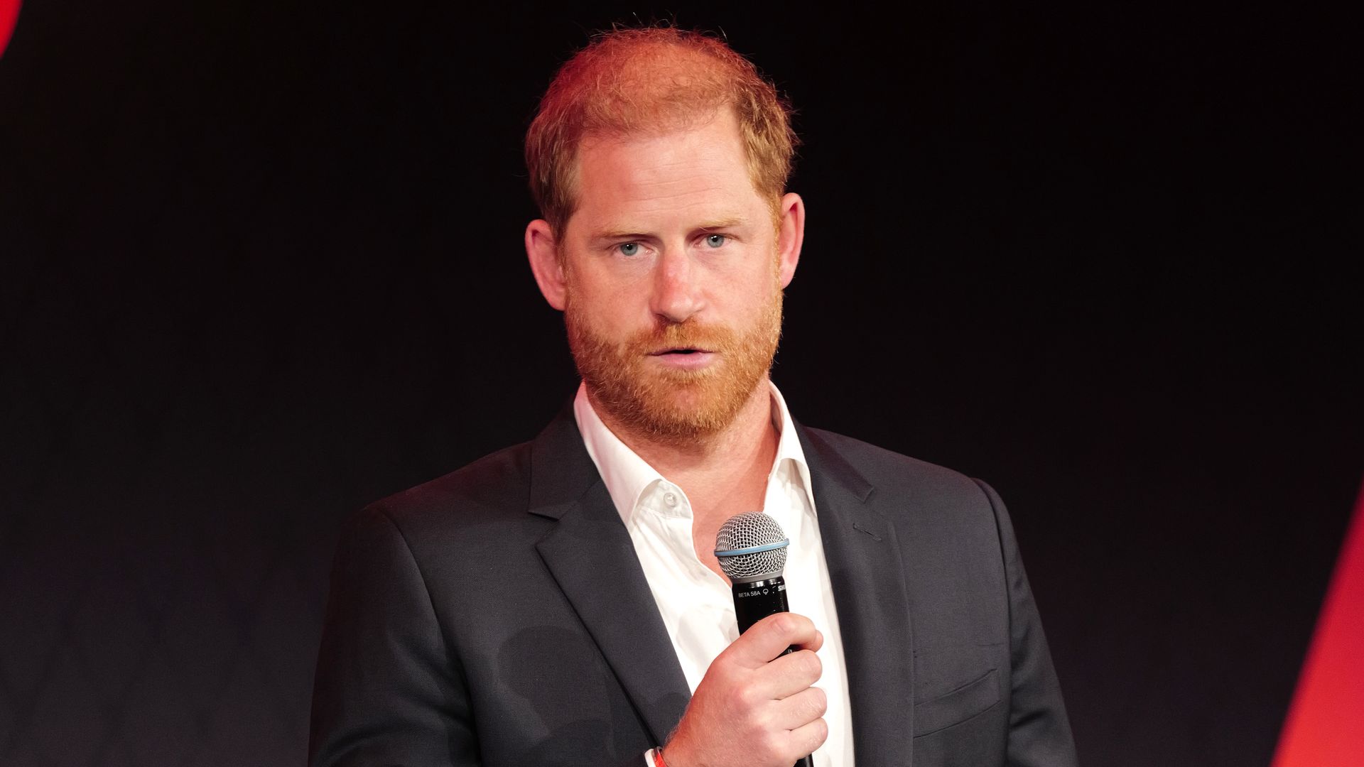 El príncipe Harry comparte un emotivo mensaje en su aparición sin Meghan Markle