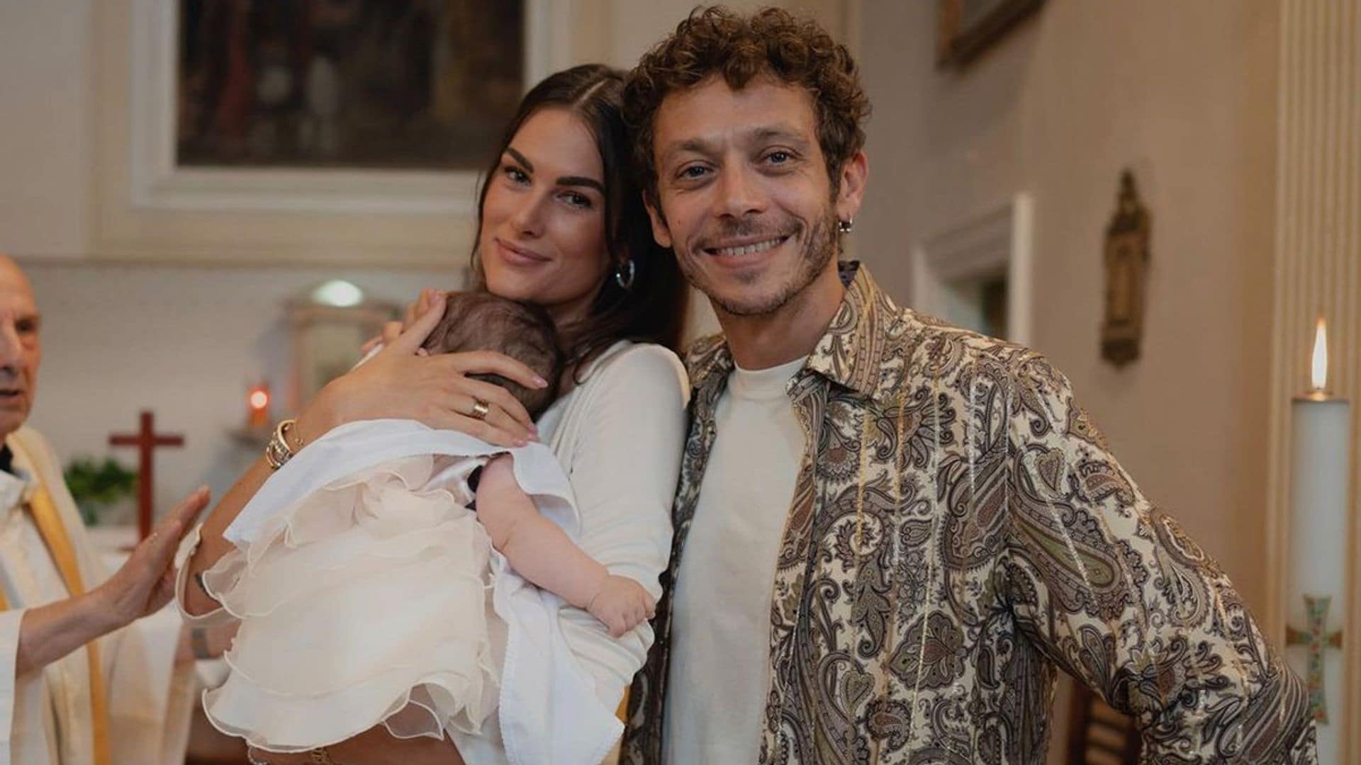 Valentino Rossi y Francesca Sofía Novello bautizan a su hija Giulietta en un castillo italiano de cuento