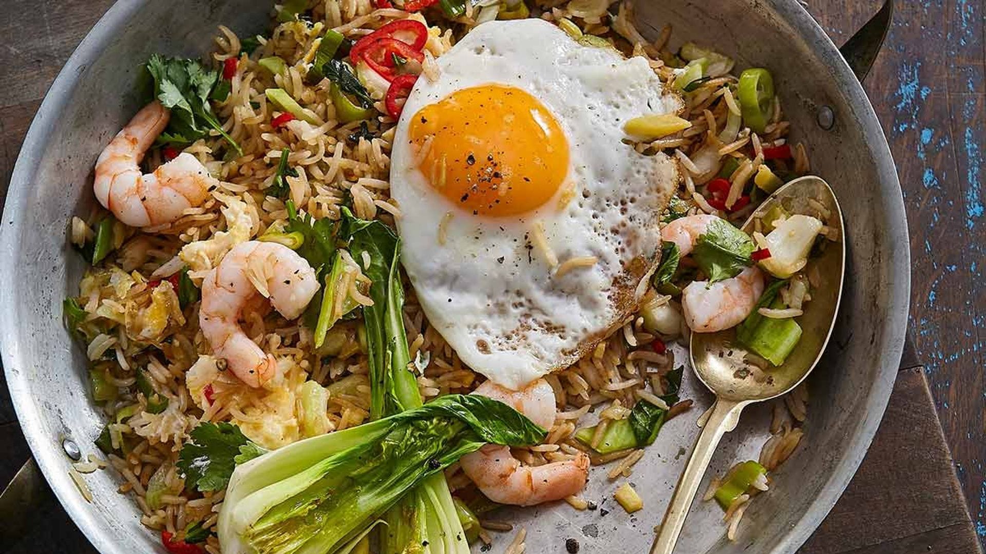 Nasi goreng o arroz frito indonesio con gambas