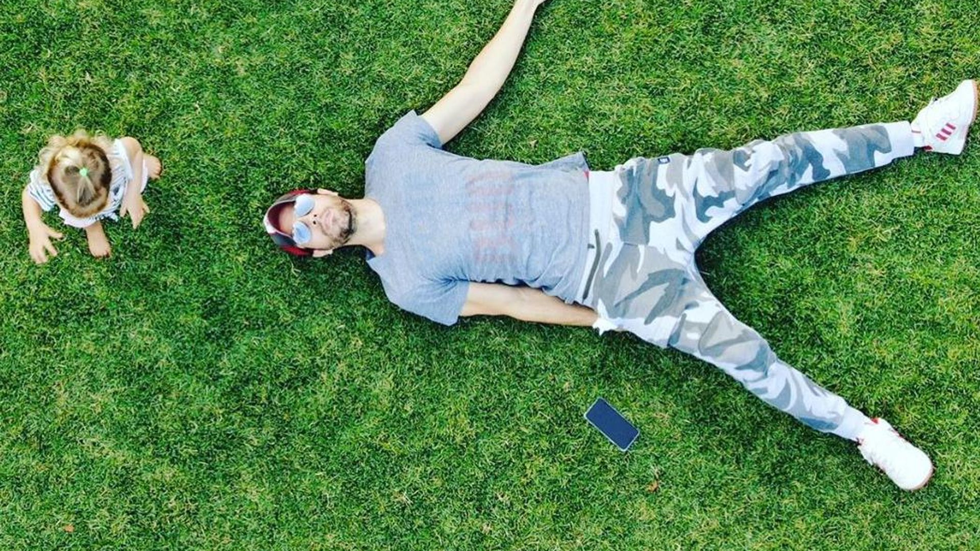 Enrique Iglesias muestra ‘de más’ mientras paseaba ‘en caballito’ a Nicholas y Lucy