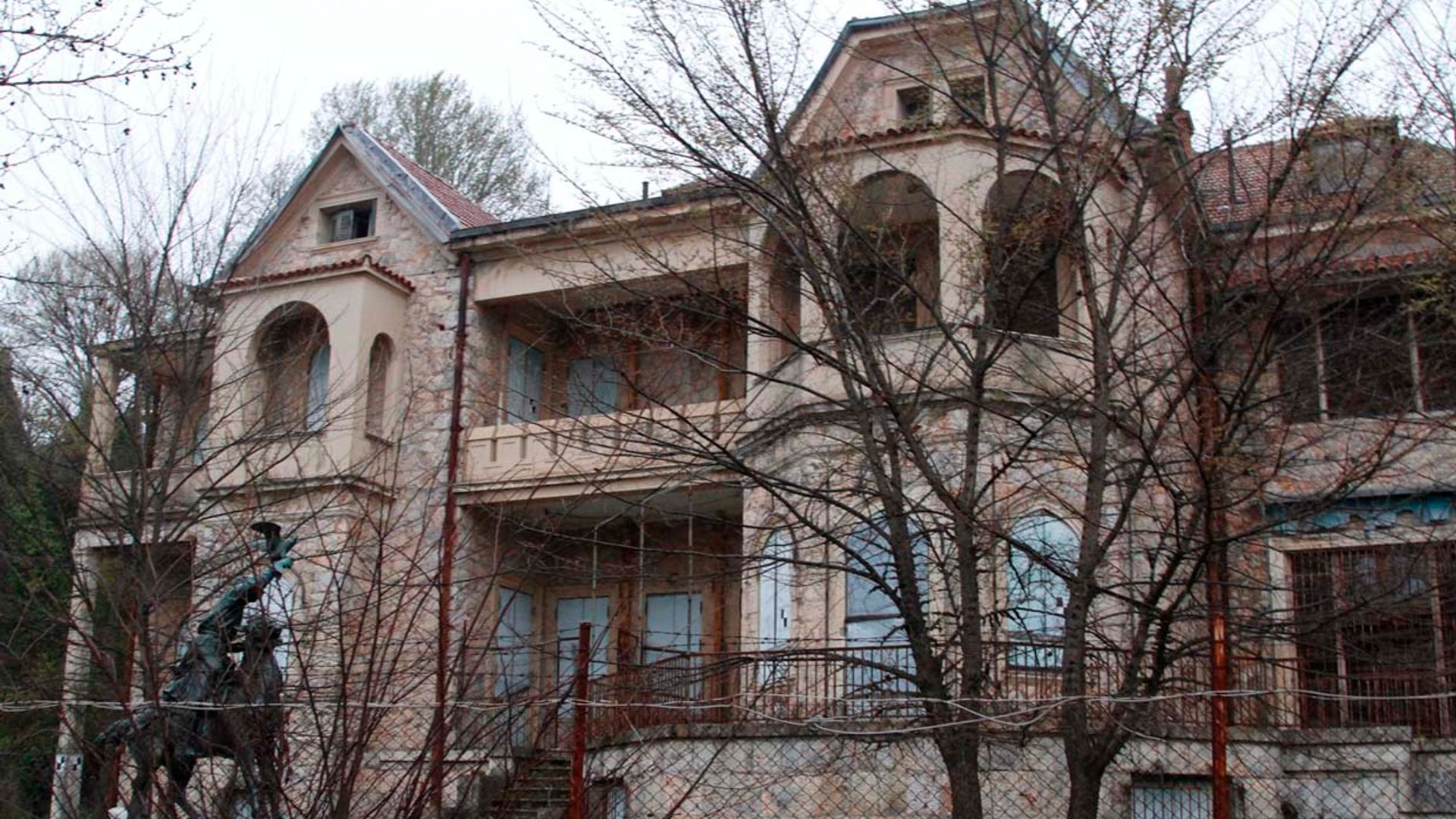 Así es el Palacio de Tatoi,  la antigua residencia de la Familia Real griega donde reposan sus antepasados