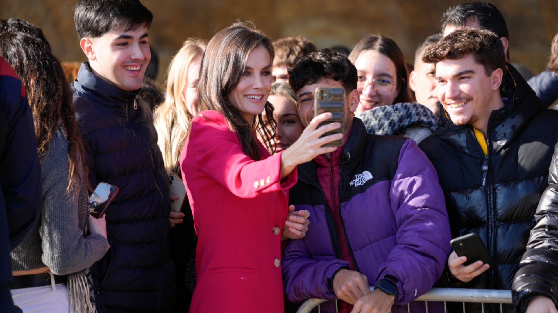 El paso de la reina Letizia por Lleida: muchos selfies, foto con Alfred García y un reencuentro artístico