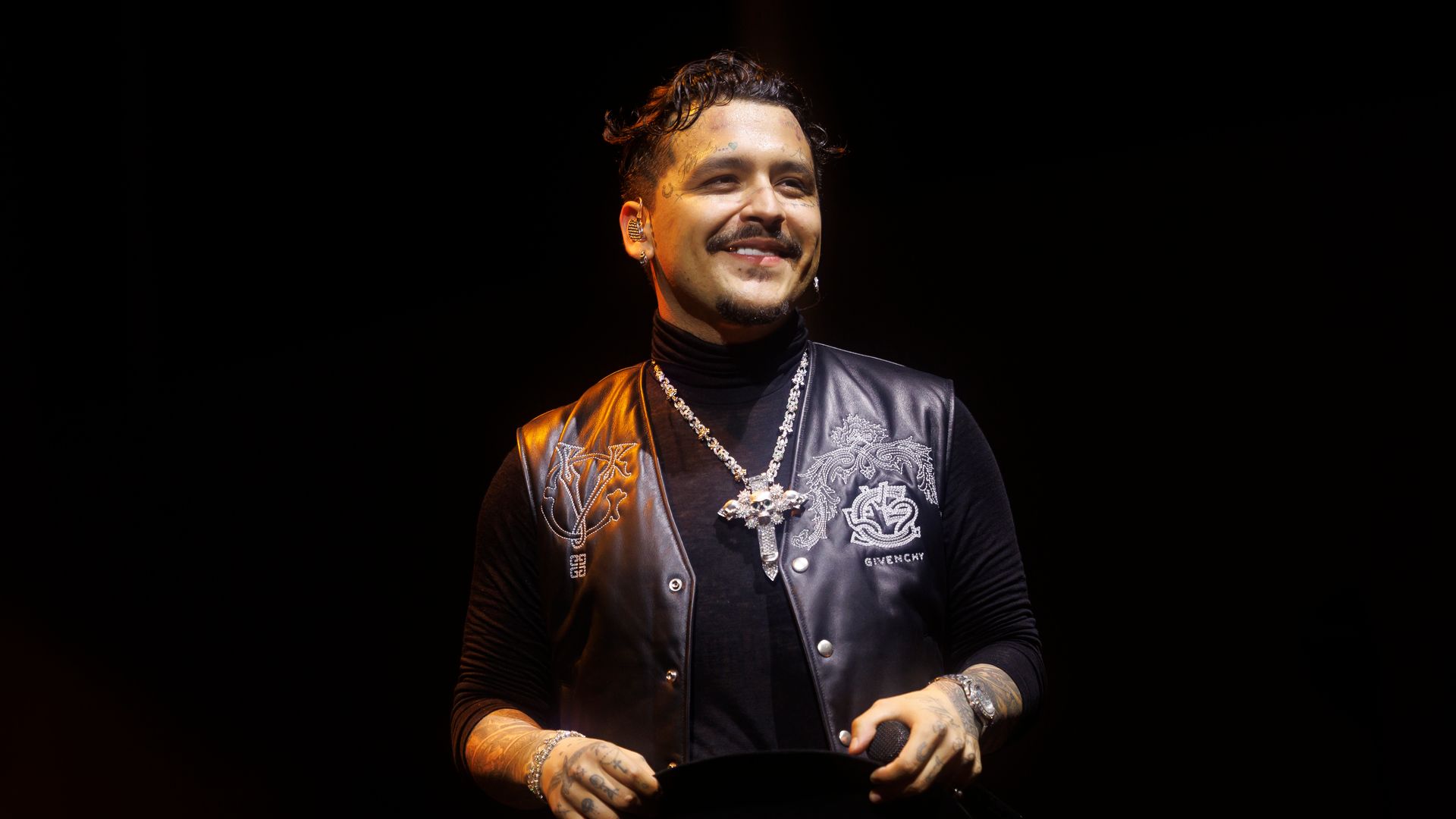 Christian Nodal reaparece de la mano de sus papás para anunciar cambios en su carrera