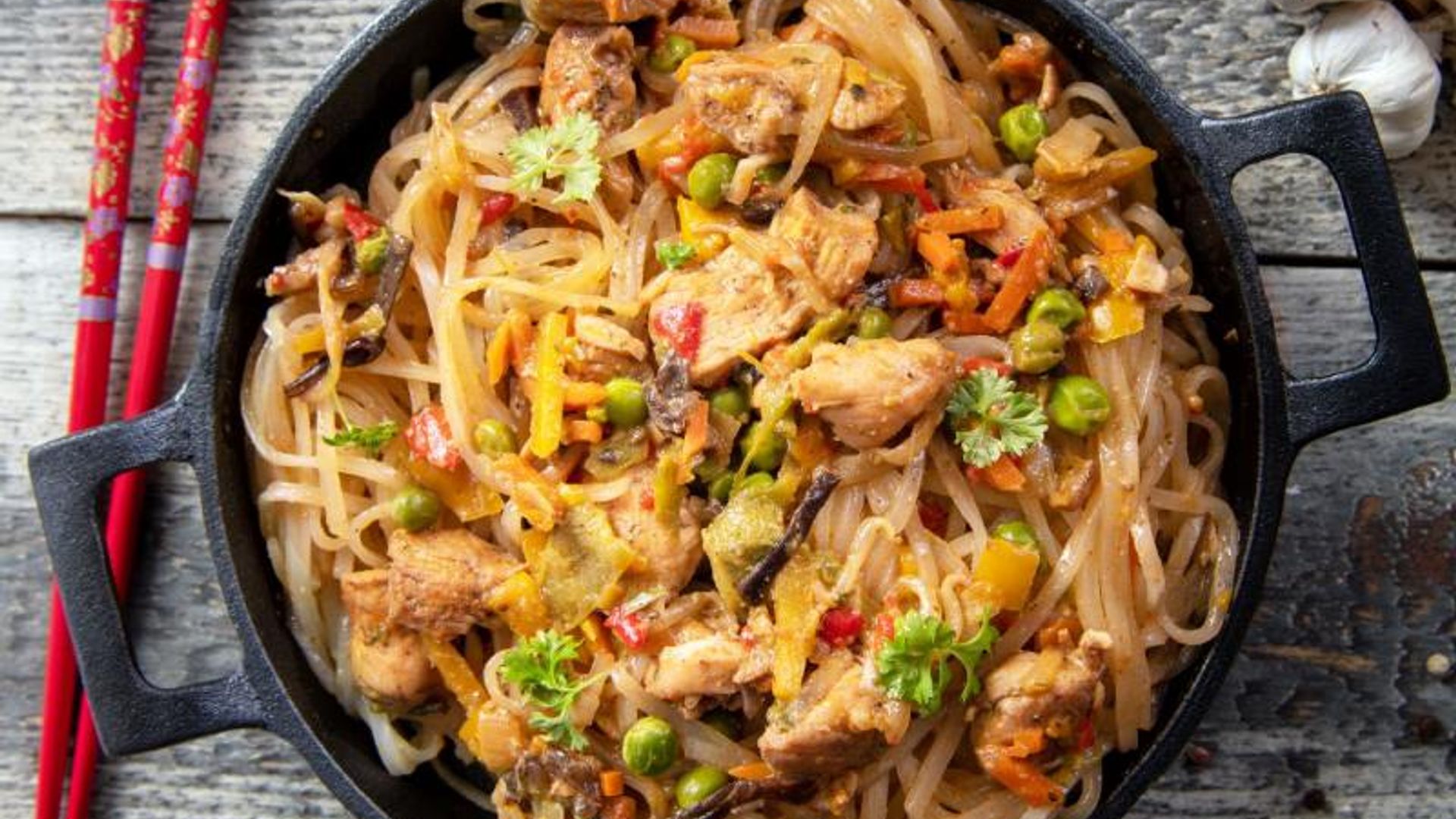 Wok de 'noodles' con verduras, pollo y setas 'shiitake'