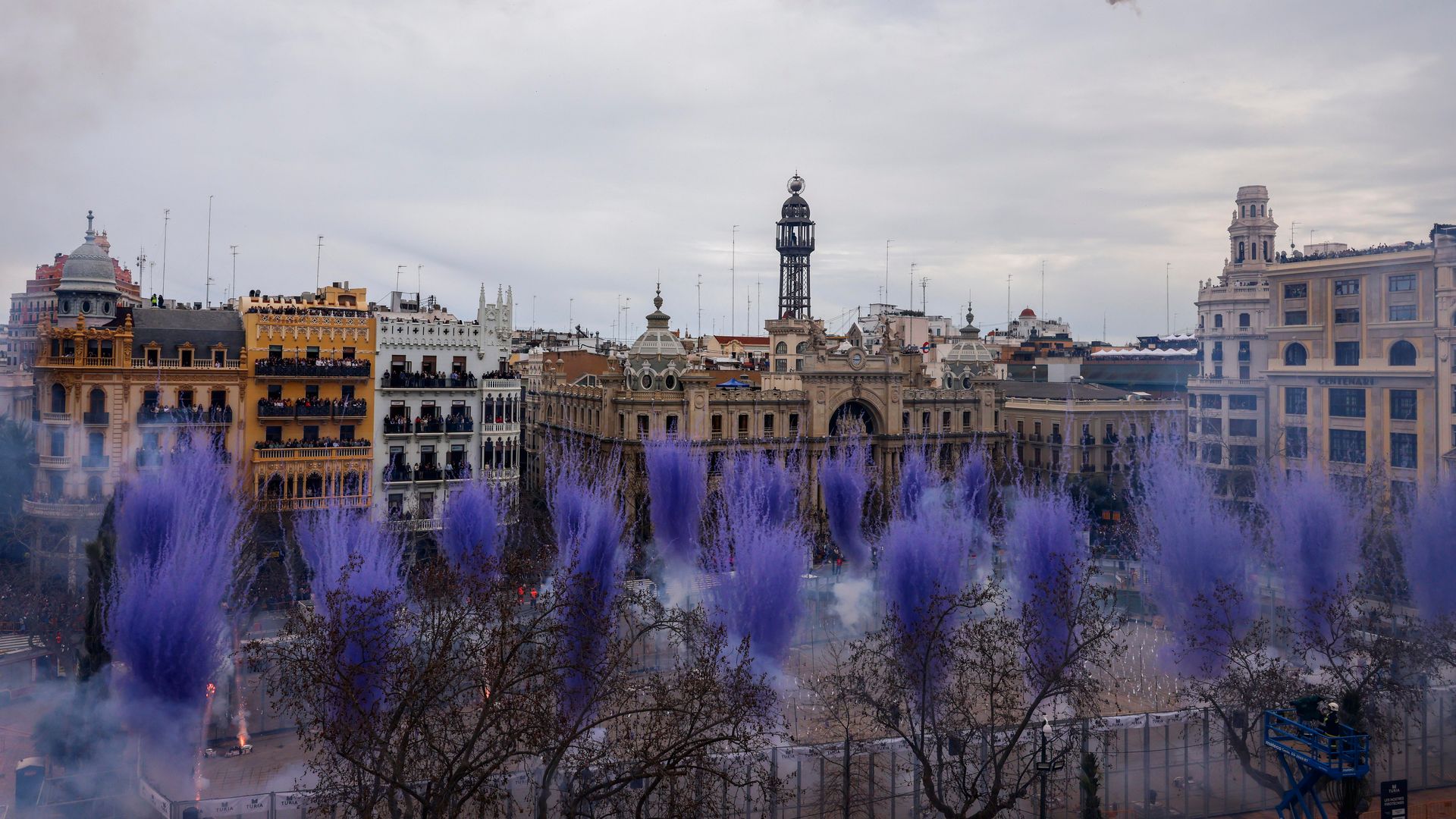 La mascletà reúne cada día a miles de personas en la plaza del Ayuntamiento de Valencia para escuchar uno de los espectáculos de pólvora más impresionantes de las Falla