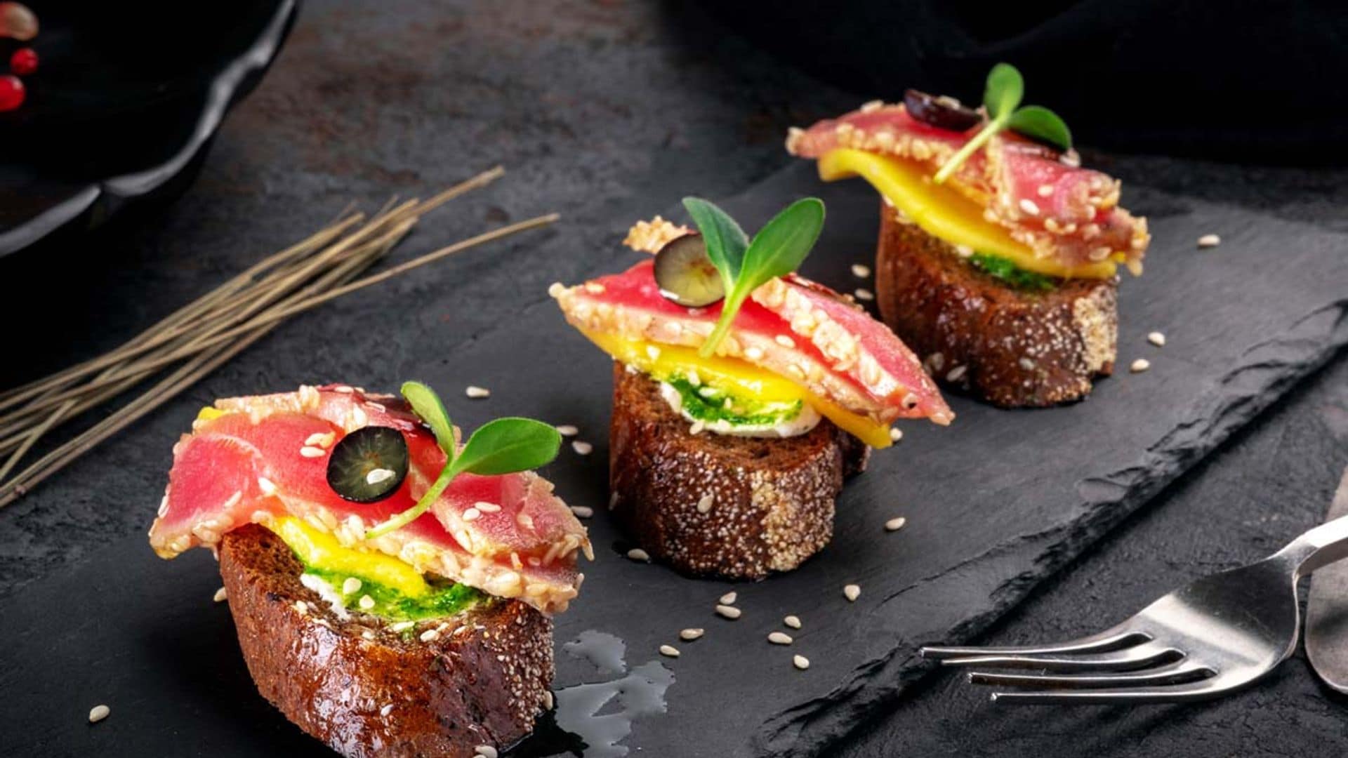 'Bruschetta' de tataki de atún con mango y queso